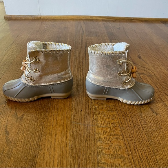 Olivia Miller Girls Metallic Gold Duck Boots - Picture 14 of 15